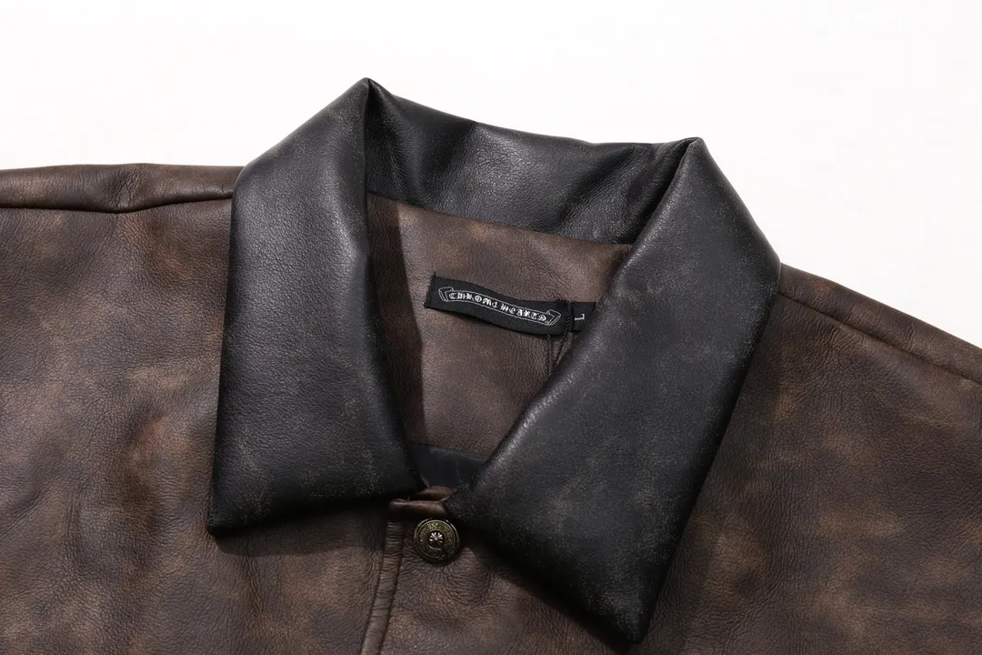 P390 Model No. Y624 Chromehearts/Chromehearts full leather spliced ​​baseball jacket. Channel boutique. The most popular baseball jacket for trendy men and trendy women. There are versions at all levels in the market (you must compare the details). The most powerful quality control has been producing and researching baseball uniforms for 7 years. The details are exquisite. With it, you are the most beautiful boy in the world. The paint-coated full-face four-button buckle (button with LOGO), the average weight of the fabric is nearly 900 grams, and it is made of wool + eyeliner blended, custom-woven and dyed wool with high color fastness. The lining is made of silky and delicate cupro fiber! The texture is thick, the color is more uniform and beautiful, and the sharp edges and corners are full of three-dimensionality, showing laziness, casualness, and youthful vitality! size：M-XXL